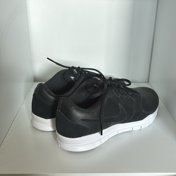 Black Nike Running shoes - Picture 3 of 5